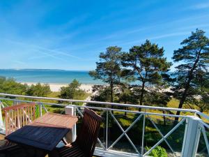 a balcony with two chairs and the beach at Mal-Düne in Binz