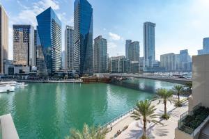Fotografie z fotogalerie ubytování Hey! Over here! Cozy 1-BR in Dubai Marina v Dubaji