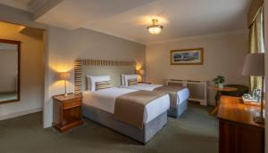 En eller flere senger på et rom på Bracken Court Hotel