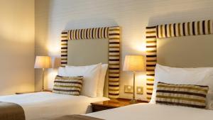 En eller flere senger på et rom på Bracken Court Hotel