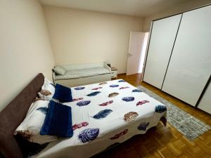 Ένα ή περισσότερα κρεβάτια σε δωμάτιο στο Lovely Apartment with terrace/Divan apartman sa terasom +17 φωτογραφίες