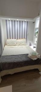 Ένα ή περισσότερα κρεβάτια σε δωμάτιο στο Apartamento Studio no centro de São Lourenço