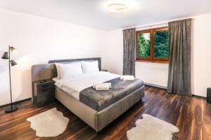 a bedroom with a bed and a window at Cedrus Bran Boutique in Bran