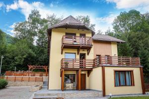 a house with a balcony on top of it at Cedrus Bran Boutique in Bran