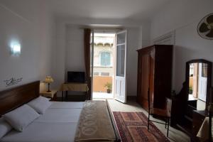 Postel nebo postele na pokoji v ubytování Triomphe Hostel