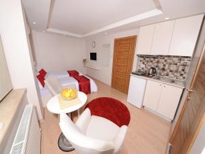 Habitación pequeña con cama, mesa y sillas en Gazel Suites Downtown, en Estambul
