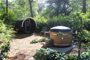 Vườn quanh Mooi 4p Wellness chalet in het Bos met finse Sauna en Hottub