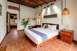 Кровать или кровати в номере Tina Garden by M Oasis