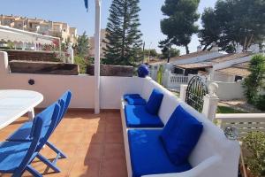 グラン・アラカントにあるCasa Azul de Agnesのパティオ(青い椅子、テーブル付)