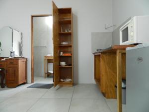 a kitchen with a sink and a refrigerator in a room at Kunsvilla in Durbanville
