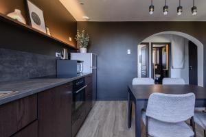 Kuchyň nebo kuchyňský kout v ubytování Votre expérience cinéma - Parenthèse nocturne