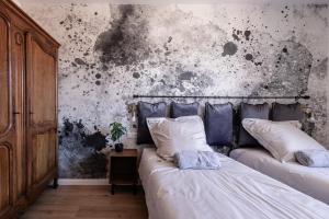 Postel nebo postele na pokoji v ubytování Votre expérience cinéma - Parenthèse nocturne