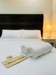 MaribagoMaribago INN的床上放着一堆毛巾