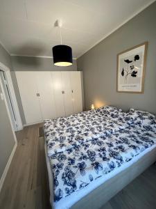 Postel nebo postele na pokoji v ubytování Sekelskiftescharm i Hjärtat av Strömstad, 4 bäddar - Historic Charm, for 4 Guests