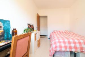 a bedroom with a bed and a desk and a chair at Chambre PRIVEE dans charmante maison cosy chez l'habitant in Montpellier