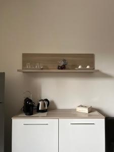 Příslušenství pro přípravu čaje a kávy v ubytování Health&Beach Apartment