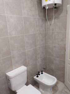 łazienka z toaletą i umywalką w obiekcie El terreno del relax w mieście Laguna Brava