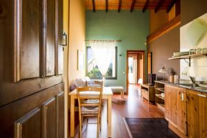 A kitchen or kitchenette at Almarinae apartamentos