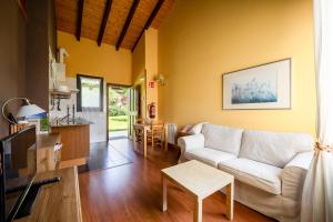 A kitchen or kitchenette at Almarinae apartamentos