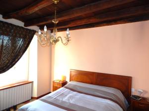 A bed or beds in a room at Crocevia Del Sale
