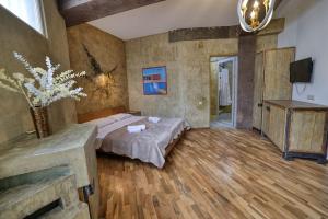 Un dormitorio con una cama y una chimenea. en Mariko's Home, en Tiflis