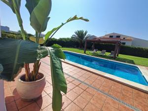 Bazén v ubytovaní VILLA VEGA RELAX EN EL PARAISO alebo v jeho blízkosti