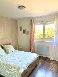 Giường trong phòng chung tại Charmante maison au cœur de la Drôme