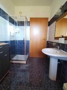 a bathroom with a sink and a shower at Villa Corina - Appartamento Pescara vicino al mare in Pescara