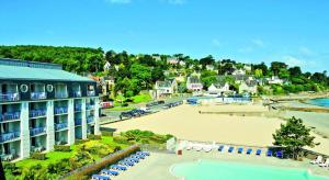an aerial view of a hotel and a beach at Appartement Les Sables Blancs in Douarnenez