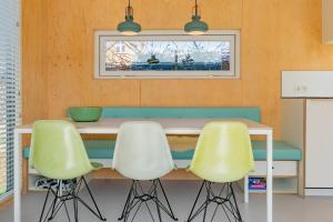 a dining room with a table and two chairs at Sterrenkijker - Ecohuisjes Terschelling in Midsland