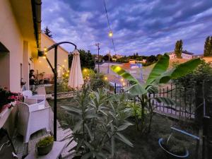 Vonkajšia záhrada v ubytovaní Mi Casa Vendégház - Apartments