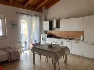 eine Küche mit Tisch und Esszimmer in der Unterkunft Casa Caretta in Policoro