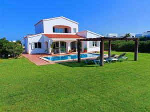 Bazén v ubytovaní VILLA VEGA RELAX EN EL PARAISO alebo v jeho blízkosti