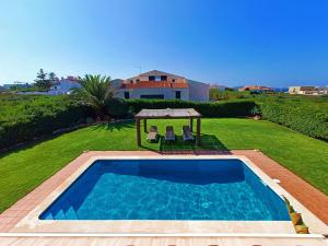 Bazén v ubytovaní VILLA VEGA RELAX EN EL PARAISO alebo v jeho blízkosti