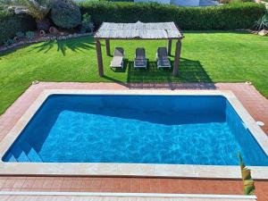 Bazén v ubytovaní VILLA VEGA RELAX EN EL PARAISO alebo v jeho blízkosti