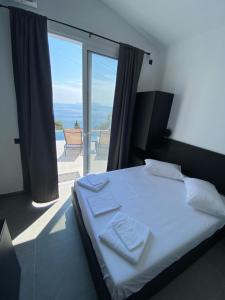 Postel nebo postele na pokoji v ubytování Akrogiali Apartments + 37 fotografií
