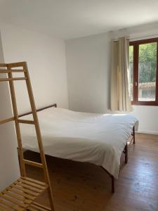 sypialnia z łóżkiem piętrowym i oknem w obiekcie Gîte d'étape Bastide Petra Castellana Verdon w mieście Castellane
