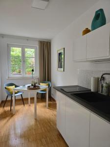 Kuchyň nebo kuchyňský kout v ubytování Apartment am Cospudener See