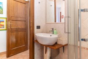 ヴォルテッラにあるPool, 5 Mins to Volterra Center, 4 Sleepsの白い洗面台とシャワー付きのバスルーム +15枚の写真