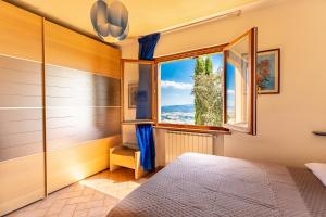 ヴォルテッラにあるPool, 5 Mins to Volterra Center, 4 Sleepsのベッドと窓のある寝室