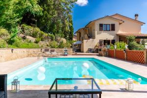 ヴォルテッラにあるPool, 5 Mins to Volterra Center, 4 Sleepsの家の前のプール