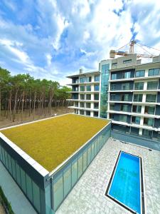 un edificio con piscina sul tetto di Resort Hevenia Boho Apartments a Mrzeżyno