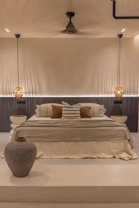 Ένα ή περισσότερα κρεβάτια σε δωμάτιο στο Kantouni Lindos ELEGANT APARTMENT