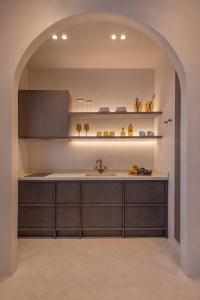 Η κουζίνα ή μικρή κουζίνα στο Kantouni Lindos ELEGANT APARTMENT