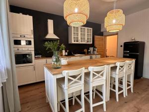 Kuchyň nebo kuchyňský kout v ubytování Apartmány Zahražany