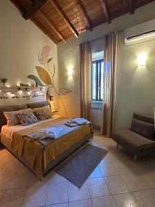 una camera da letto con un letto grande e una sedia di Mariella sul borgo a Ronciglione