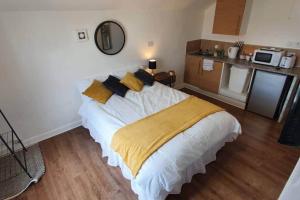 Gallery image of Inner-City Apartments - Basic Amenites in Cardiff