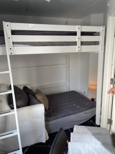 Postel nebo postele na pokoji v ubytování Happy Days Relaxing room with smart solutions shared apartment with one other bedroom