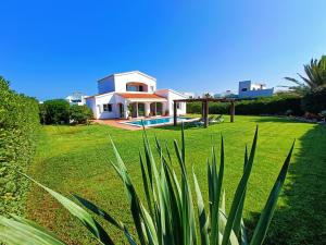 Vonkajšia záhrada v ubytovaní VILLA VEGA RELAX EN EL PARAISO