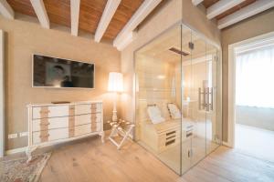 Televízia a/alebo spoločenská miestnosť v ubytovaní Regia Rosetta - Royal Rooms Borghetto